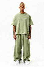 BASIC T-SHIRT SET MATCHA GREEN – Set aus T-Shirt und Jogger von EXCENTRED