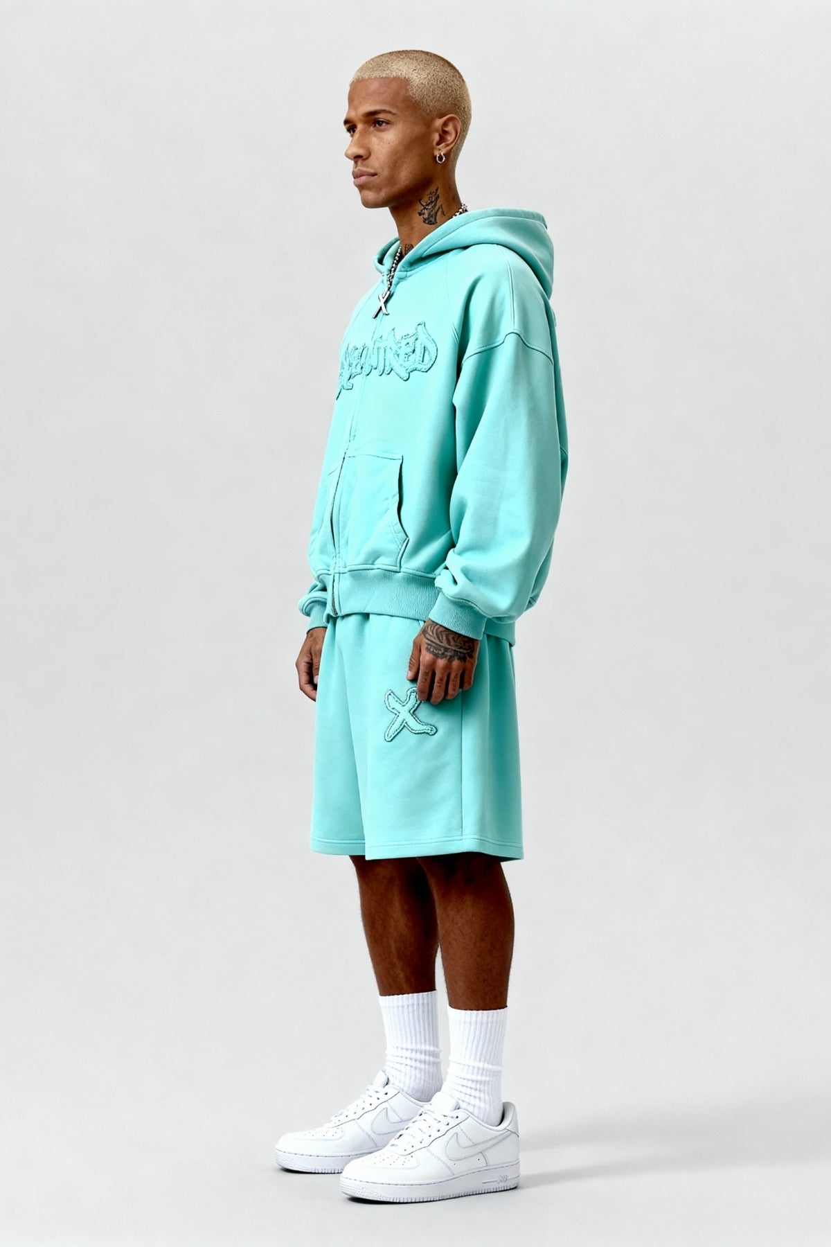 DISTRESSED SHORTS CRYSTAL TIFFANY