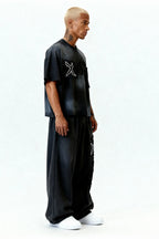 DISTRESSED T-SHIRT SET CARBON BLACK – Set aus T-Shirt und Jogger von EXCENTRED – Produktbild 3