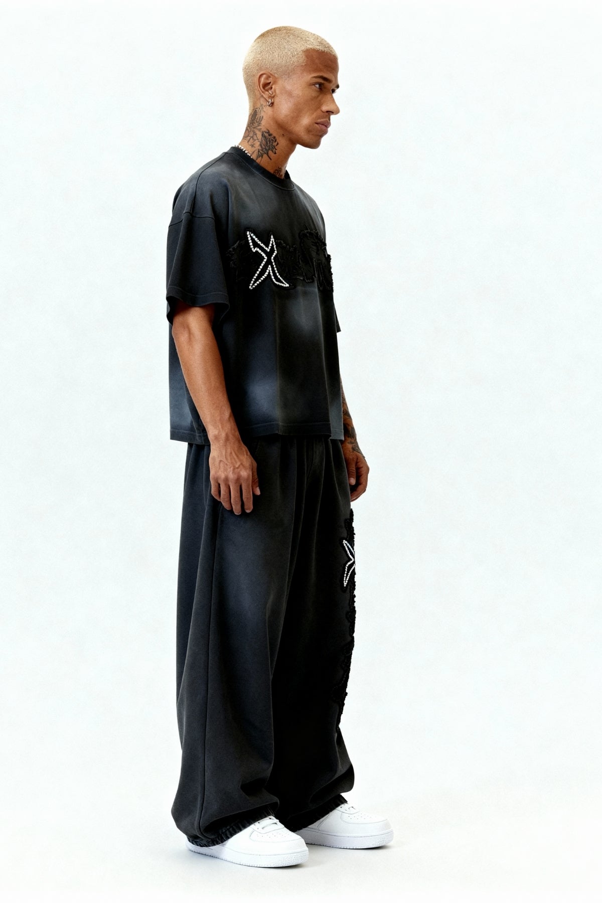 DISTRESSED T-SHIRT SET CARBON BLACK – Set aus T-Shirt und Jogger von EXCENTRED – Produktbild 3