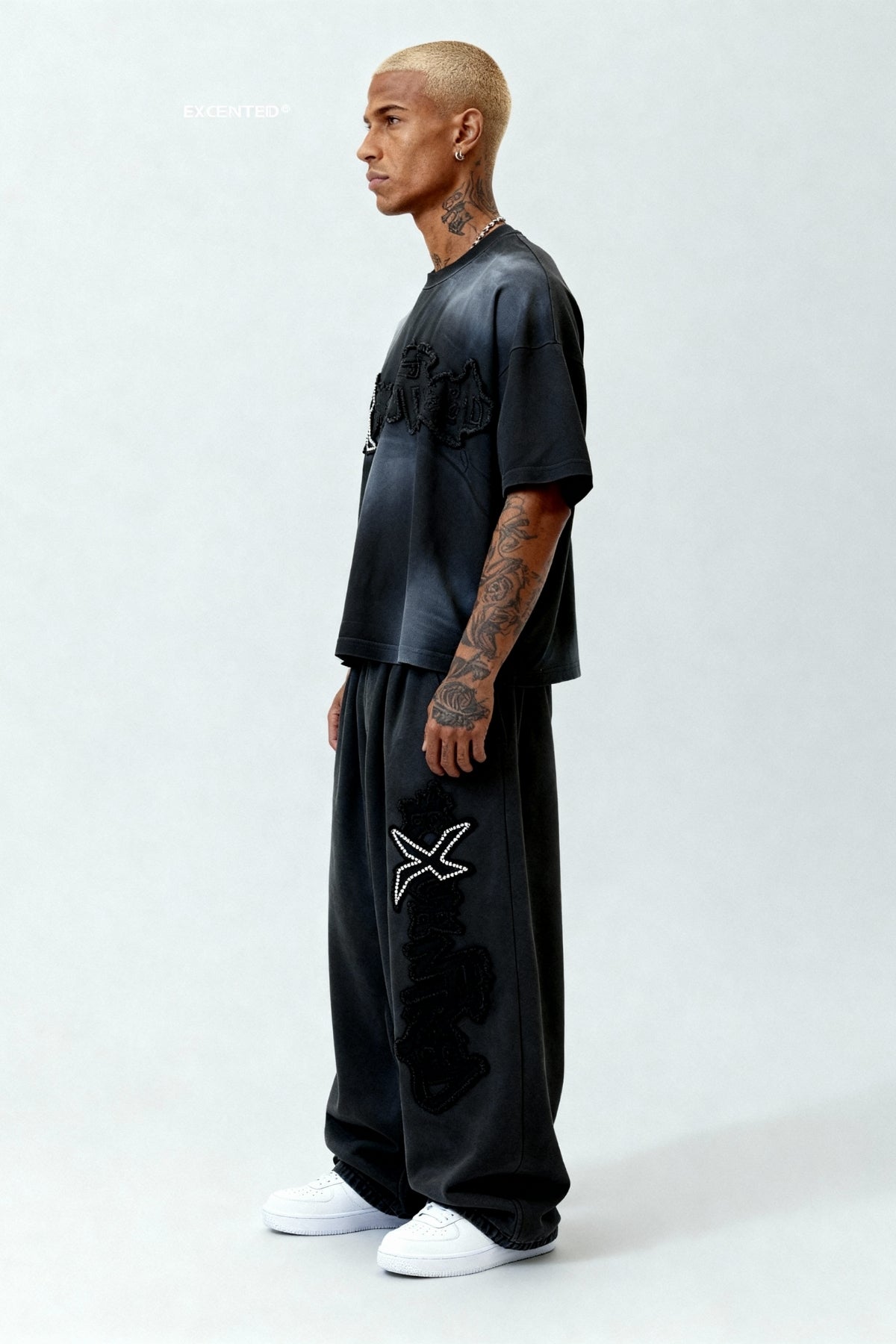 DISTRESSED T-SHIRT SET CARBON BLACK – Set aus T-Shirt und Jogger von EXCENTRED – Produktbild 2