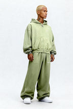 BASIC TRACKSUIT SET MATCHA GREEN – Set aus Zip Hoodie und Jogger von EXCENTRED – Produktbild 2