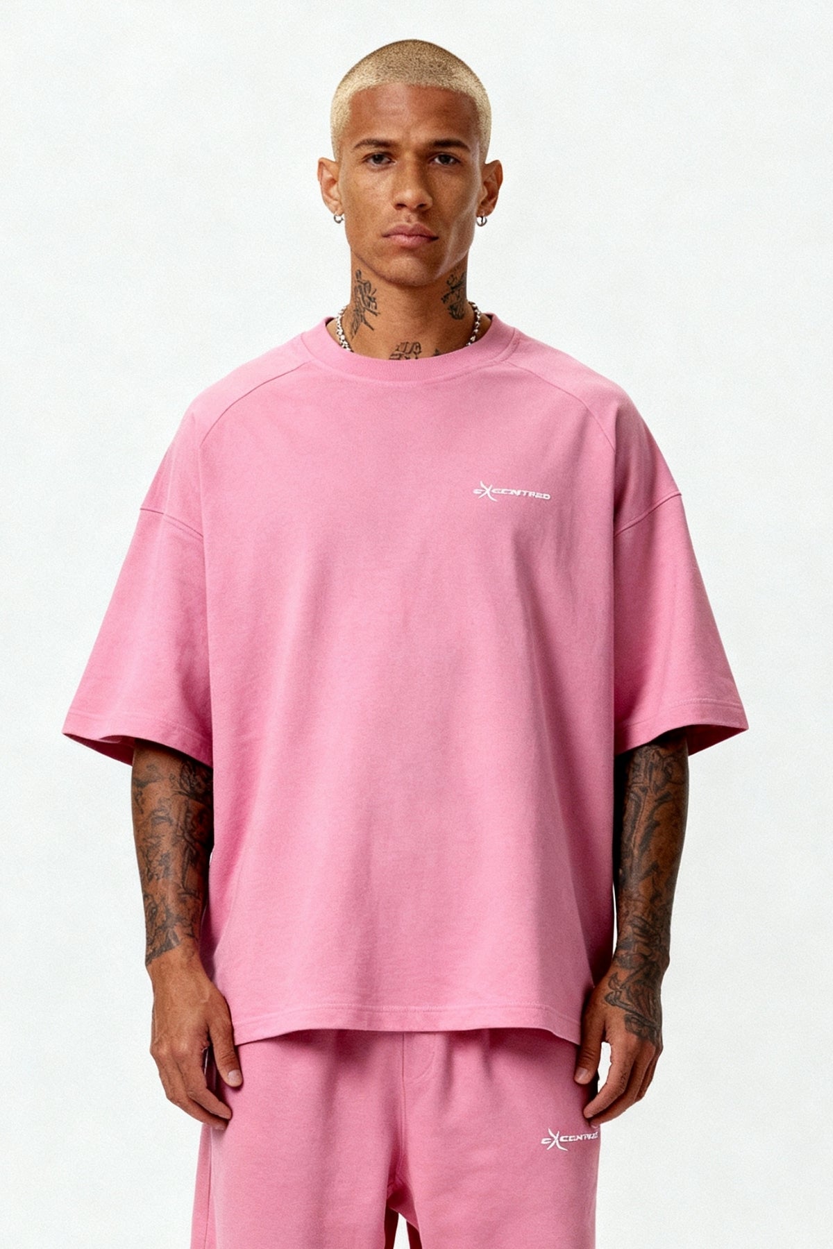 BASIC SUMMER SET SAKURA PINK – Set aus T-Shirt und Shorts von EXCENTRED – Produktbild 2