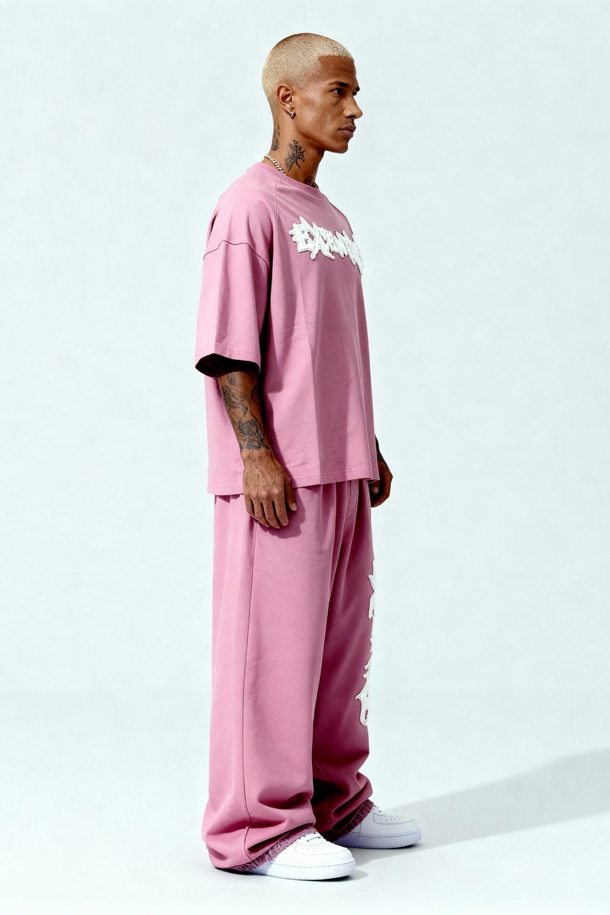DISTRESSED T-SHIRT SET SAKURA PINK – Set aus T-Shirt und Jogger von EXCENTRED – Produktbild 3