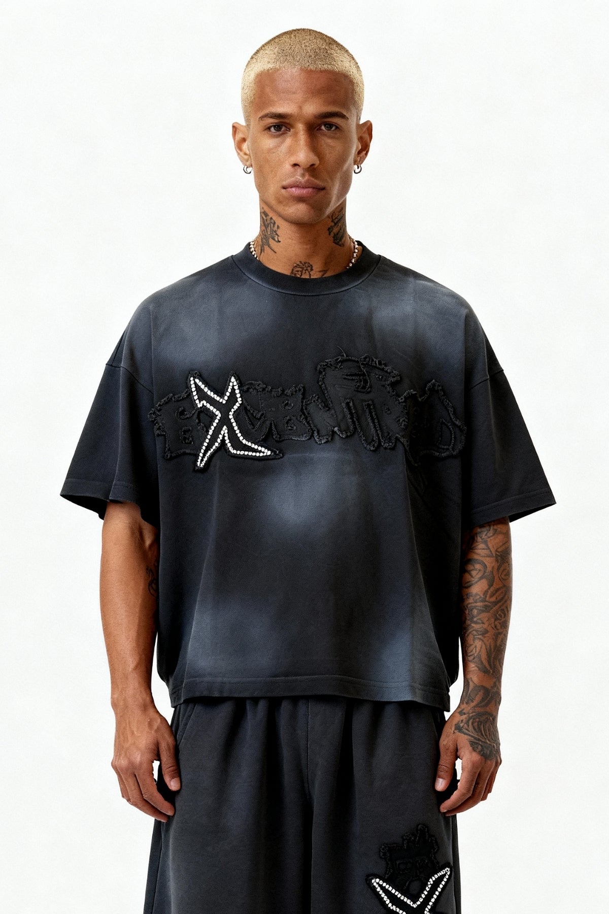 DISTRESSED T-SHIRT SET CARBON BLACK – Set aus T-Shirt und Jogger von EXCENTRED – Produktbild 4