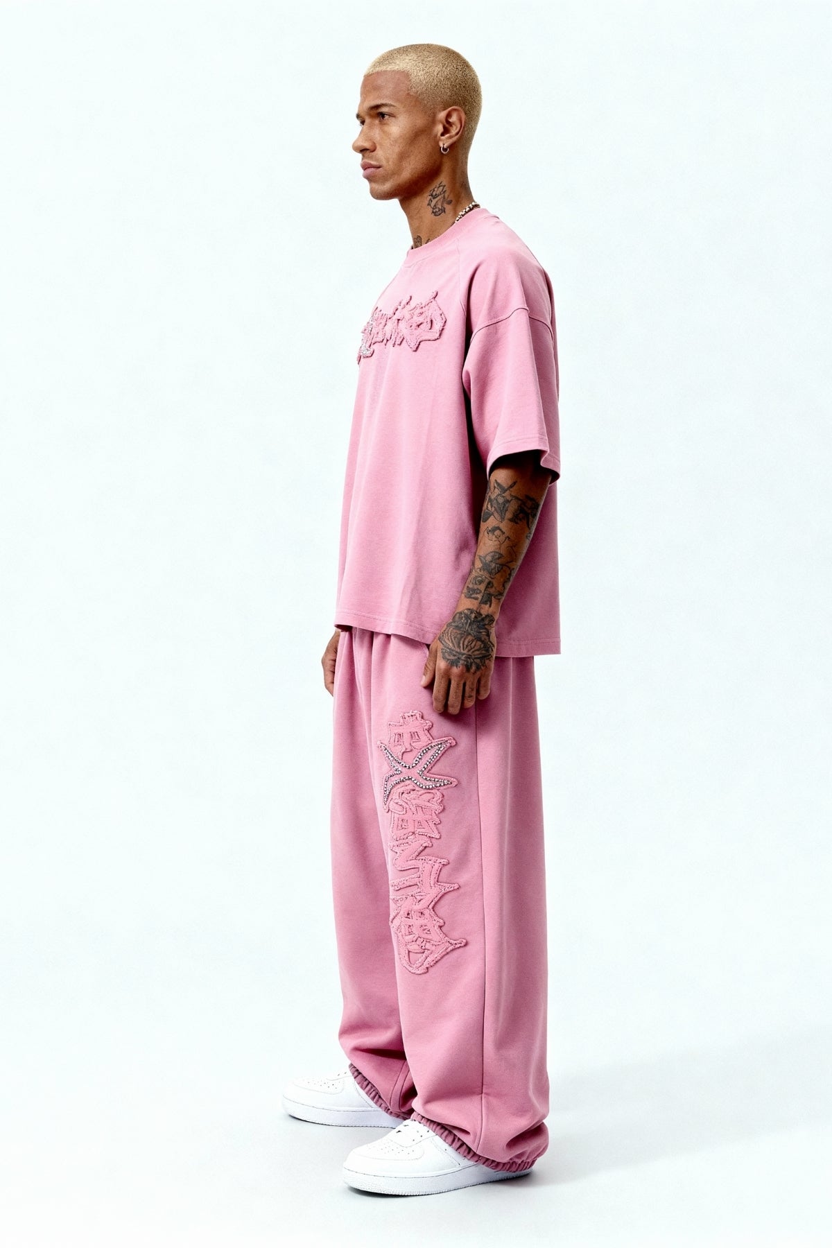 DISTRESSED T-SHIRT SET SAKURA PINK – Set aus T-Shirt und Jogger von EXCENTRED – Produktbild 5