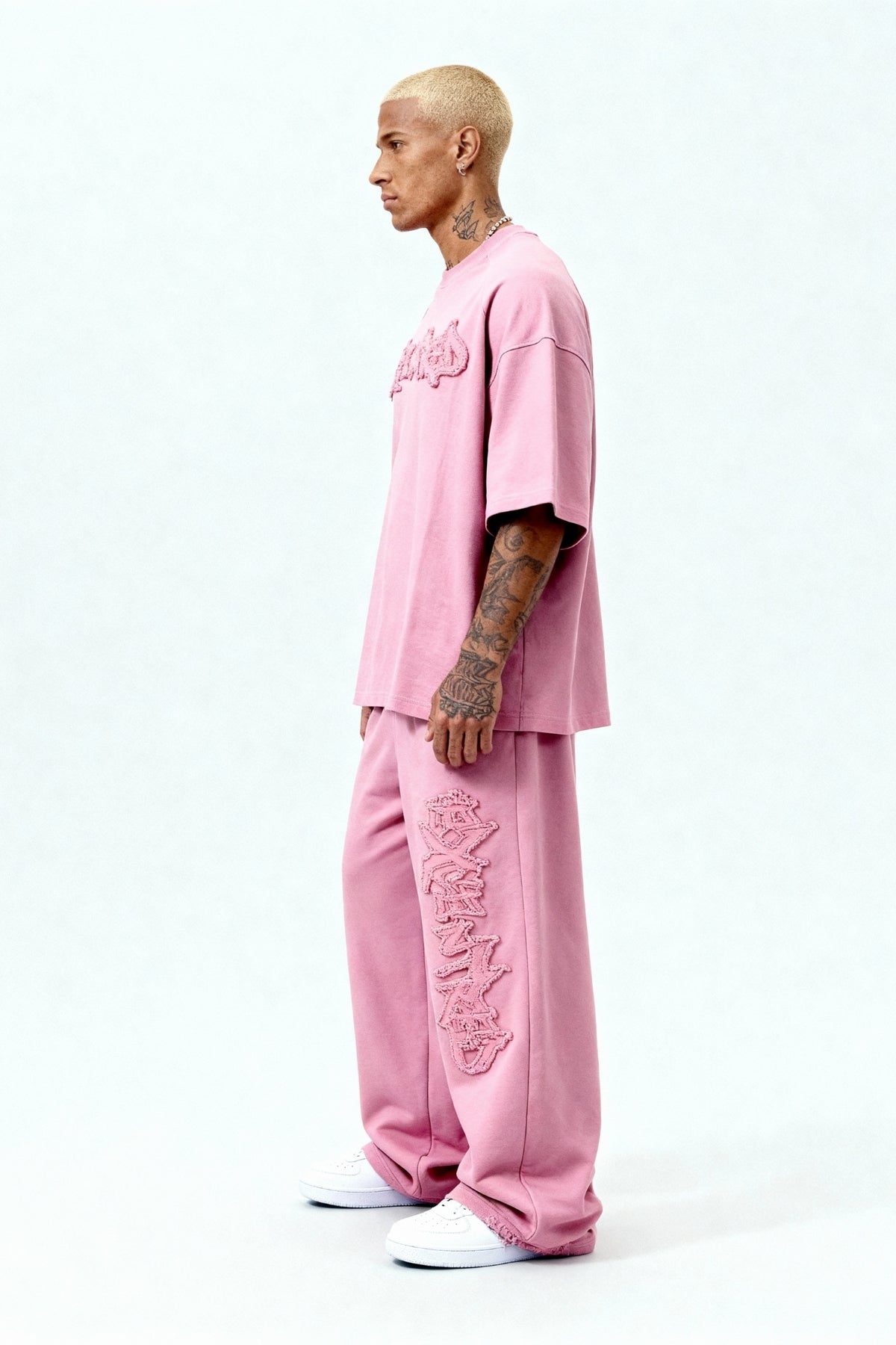 DISTRESSED T-SHIRT SET SAKURA PINK – Set aus T-Shirt und Jogger von EXCENTRED – Produktbild 7